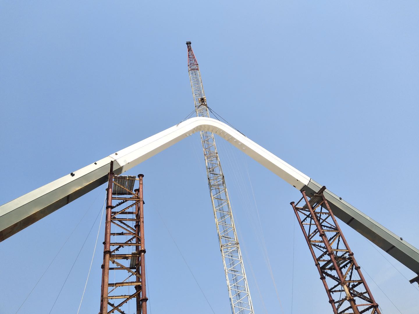 紫荊路跨龍王港河橋順利完成主拱合龍！